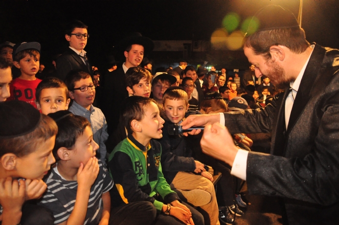 World class Chasidic star Shloimie Gertner encourages children to help him.JPG